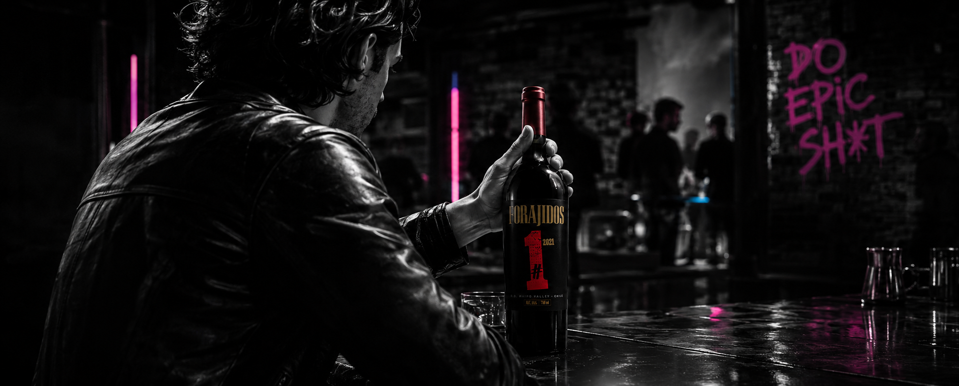 Persona en un bar nocturno sosteniendo una botella de vino Forajidos